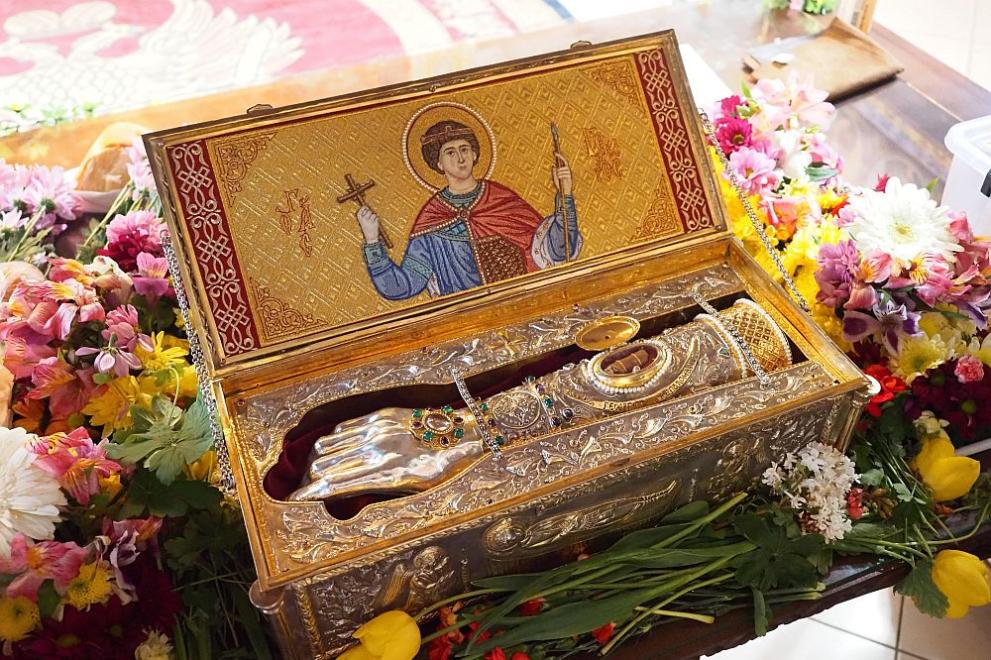 Два дни преди Гергьовден – опашки от вярващи се извиха