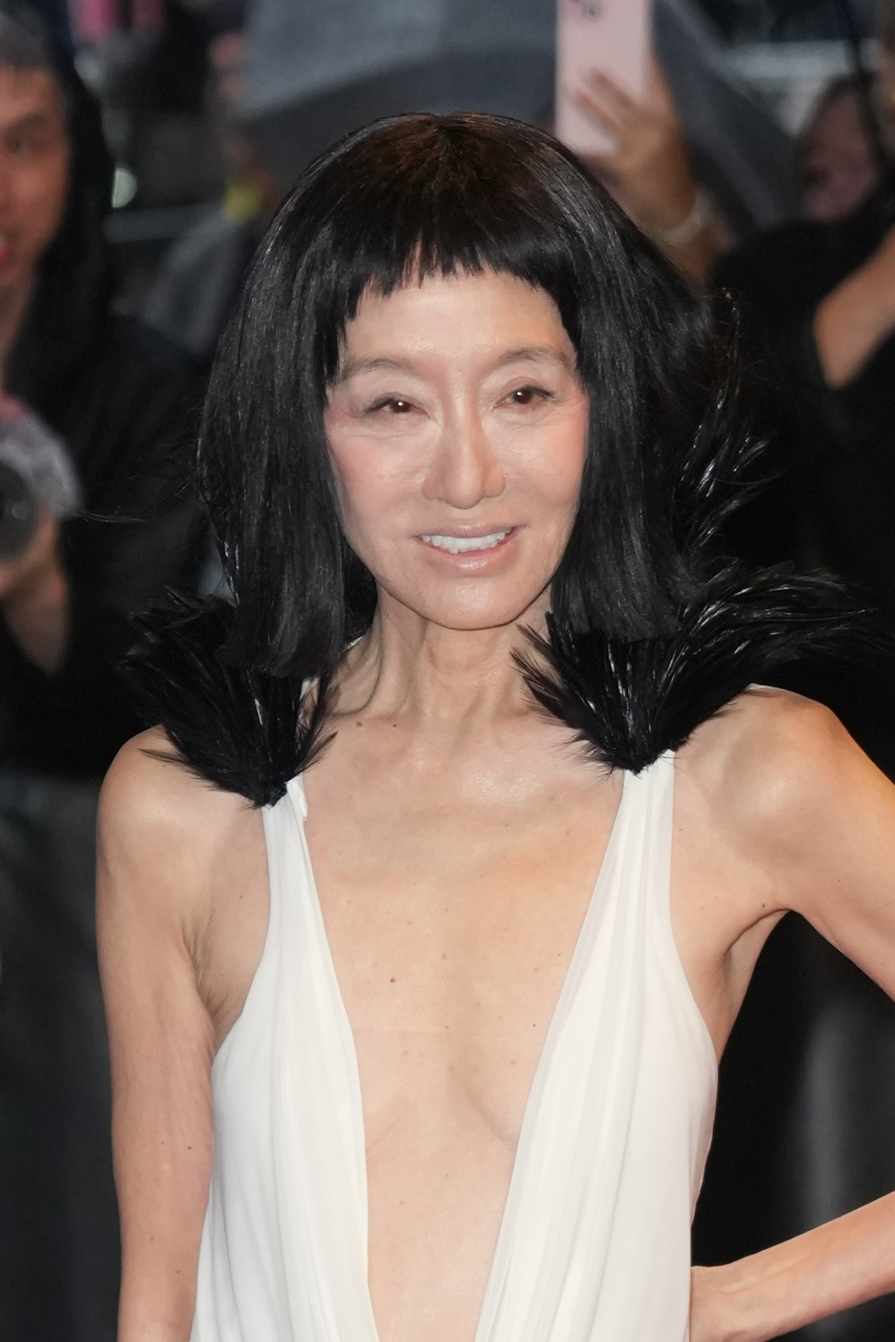 <p>Вера Уанг срази червения килим на Met Gala 2025 с дръзка визия и нова прическа.</p>