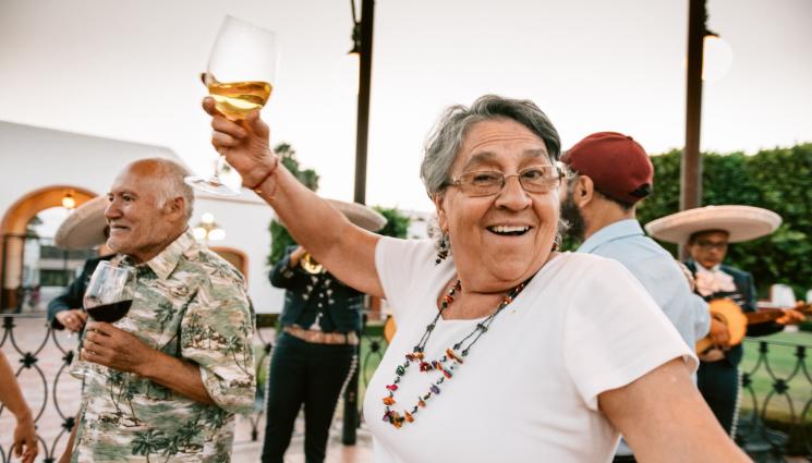 парти - ХВЪРЛЯТ БАСТУНИТЕ: Пенсионери подгряват Евровизия!