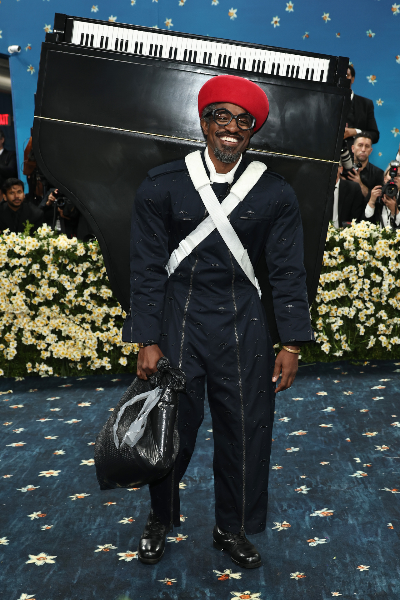 <p>Andr&eacute; 3000 се появи с роял на гърба си на Met Gala 2025</p>