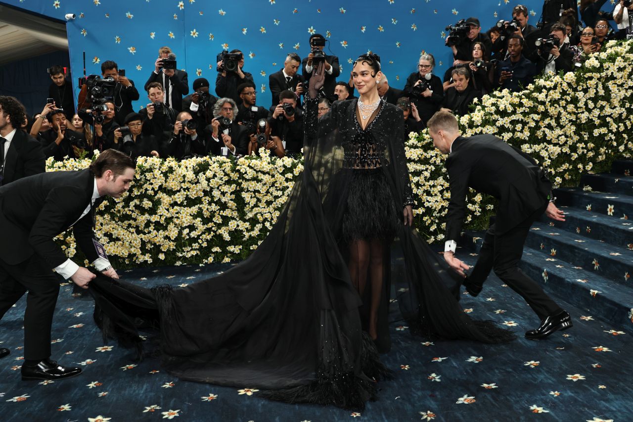 <p>Дуа Липа&nbsp;реши да присъства на бала с отдавна остаряла визия на Chanel, която визуално развали цялото впечатление. Защо - остава загадка.</p>