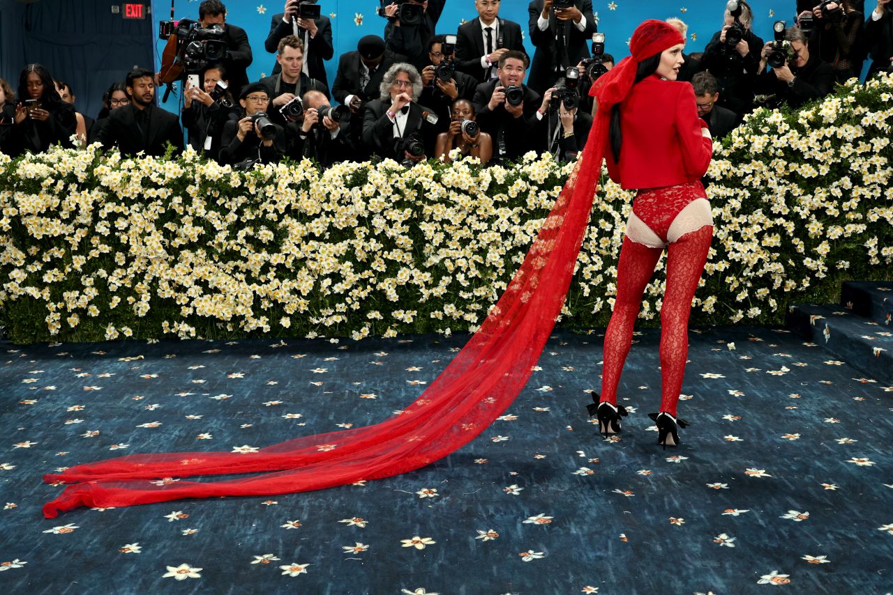 <p>Амелия Грей дойде на Met Gala в такъв тоалет, че дори е трудно да се намерят думи - визията просто крещеше модна катастрофа, казват модните критици.</p>