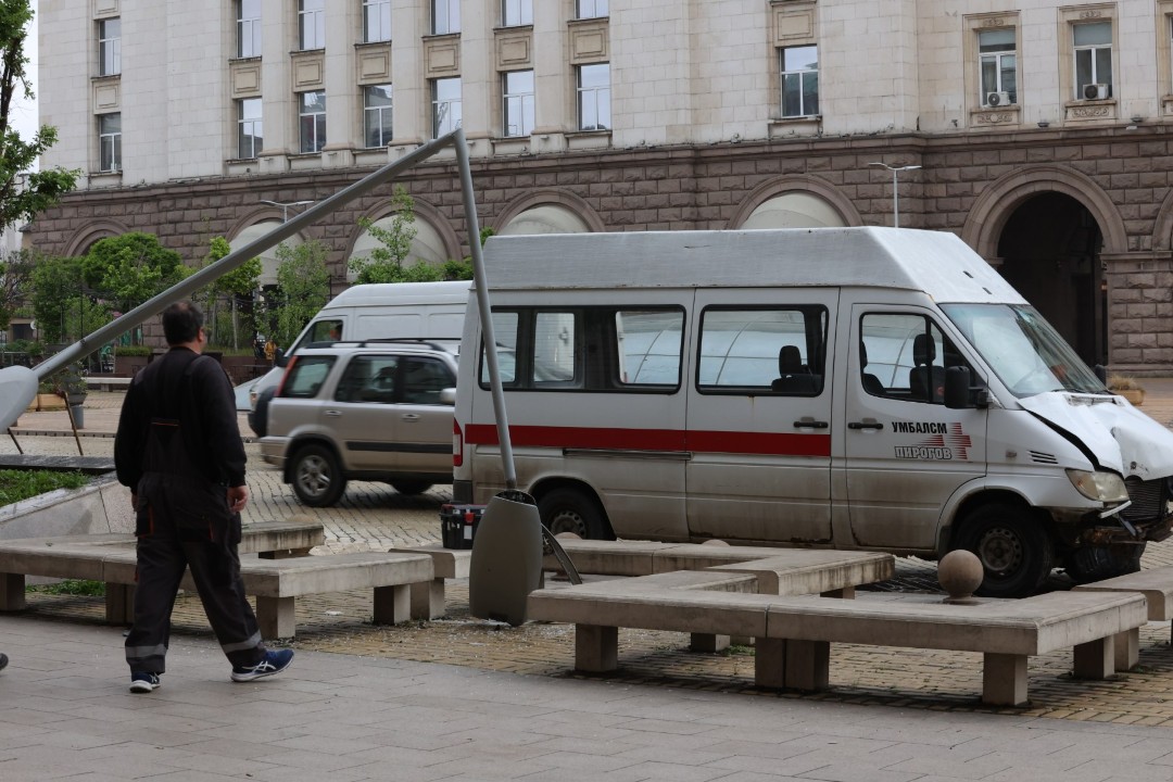 <p>Тази сутрин около 7:30 ч. автомобилът с обозначения на болницата за спешна медицинска помощ &quot;Пирогов&quot; се блъснала и съборил електрически стълб пред сградата на Президентството.</p>