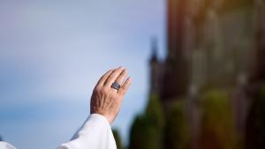 Бял дим над Сикстинската капела оповести избора на 267 ия папа Очаква