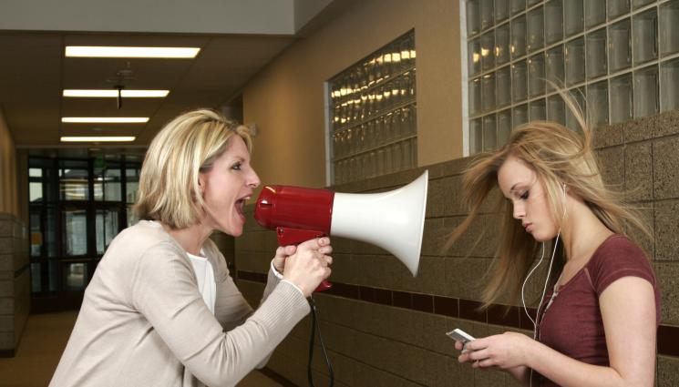 ядосана учителка - СКАНДАЛНО! Учителка изгони абитуриентка от концерт (СНИМКА+ВИДЕО)