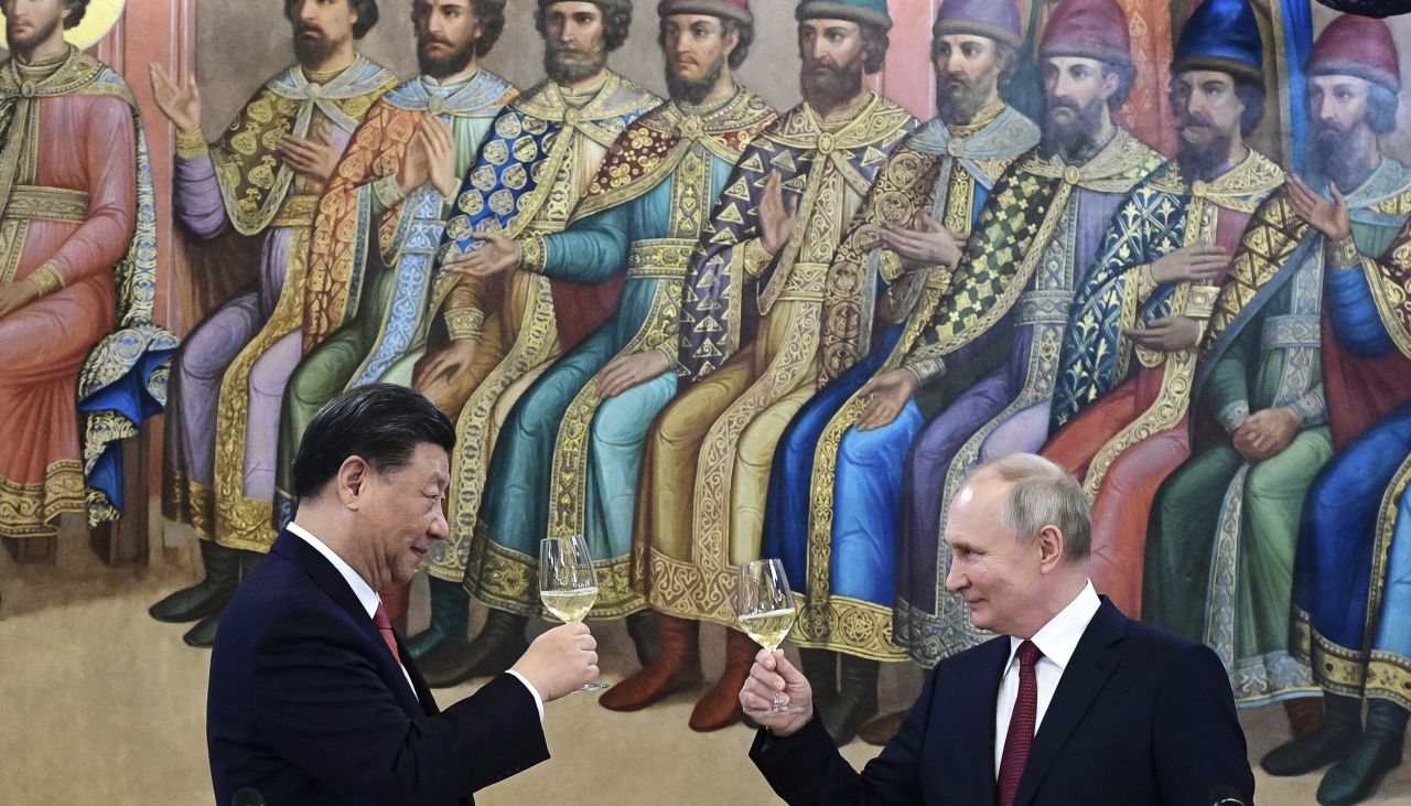 Путин Си Цзинпин вдигат наздравица в Кремъл