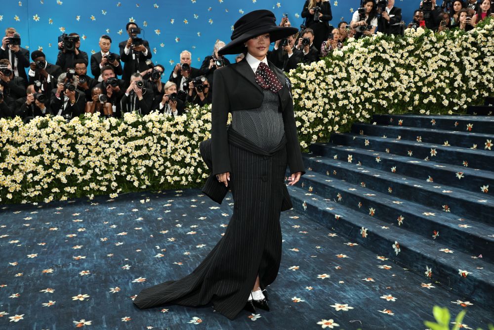 Риана разкри третата си бременност в драматичен тоалет на Marc Jacobs