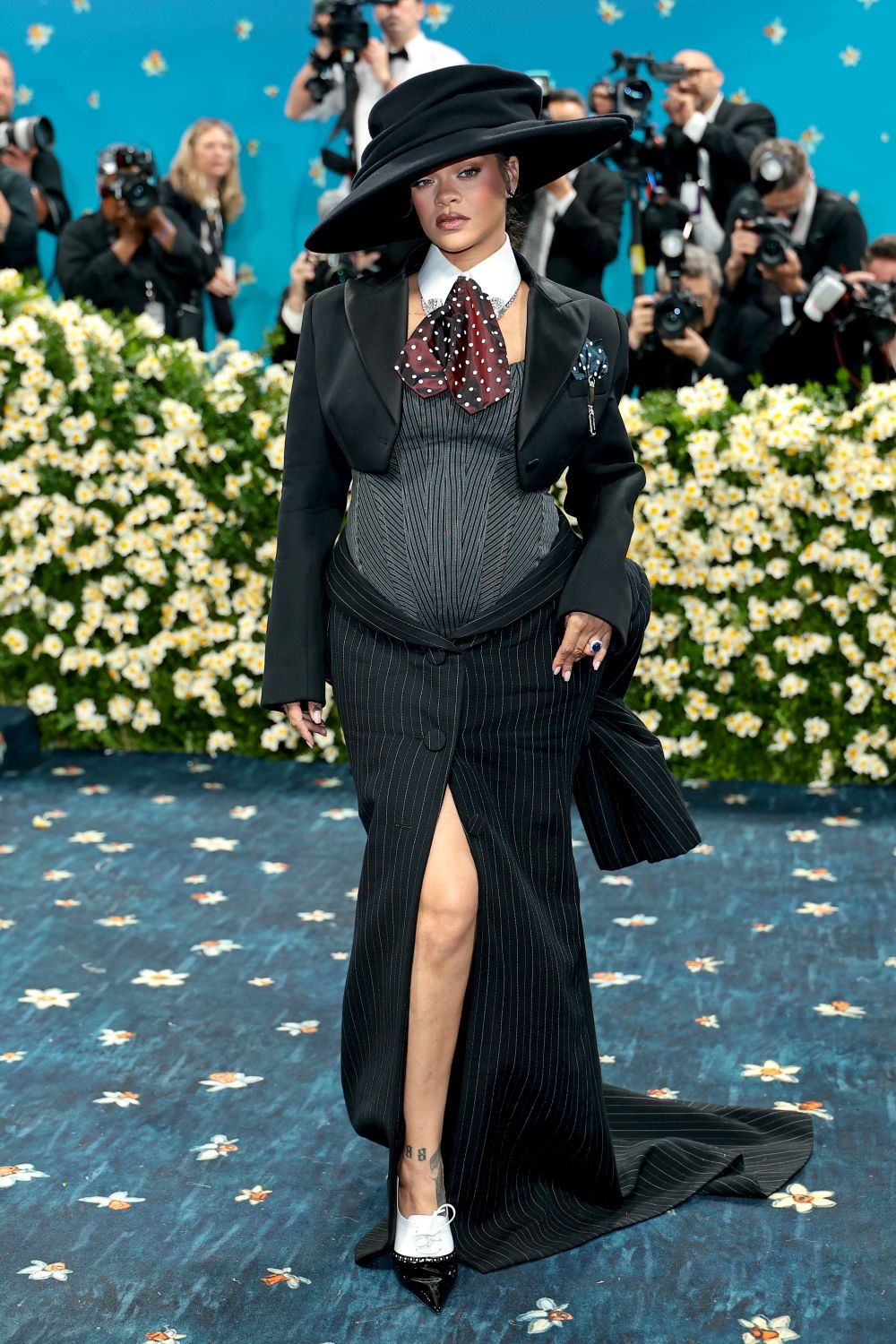 Риана разкри третата си бременност в драматичен тоалет на Marc Jacobs