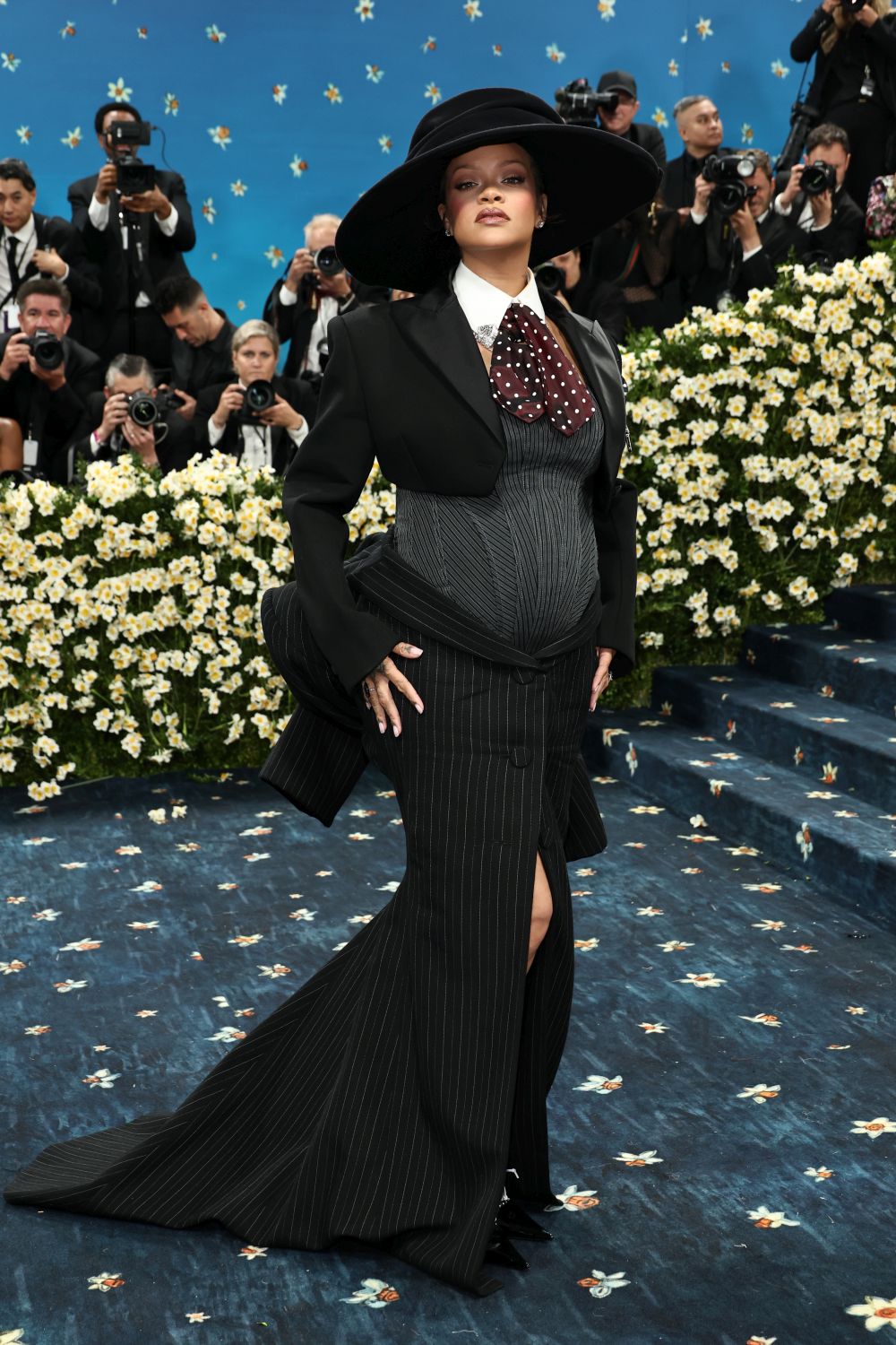 Риана разкри третата си бременност в драматичен тоалет на Marc Jacobs