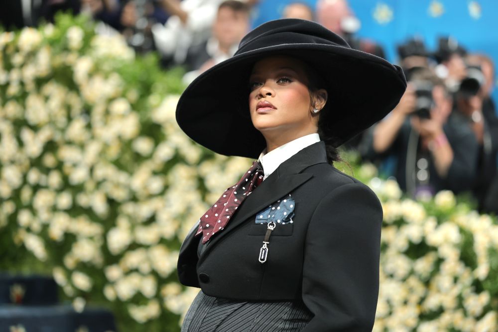 Риана разкри третата си бременност в драматичен тоалет на Marc Jacobs
