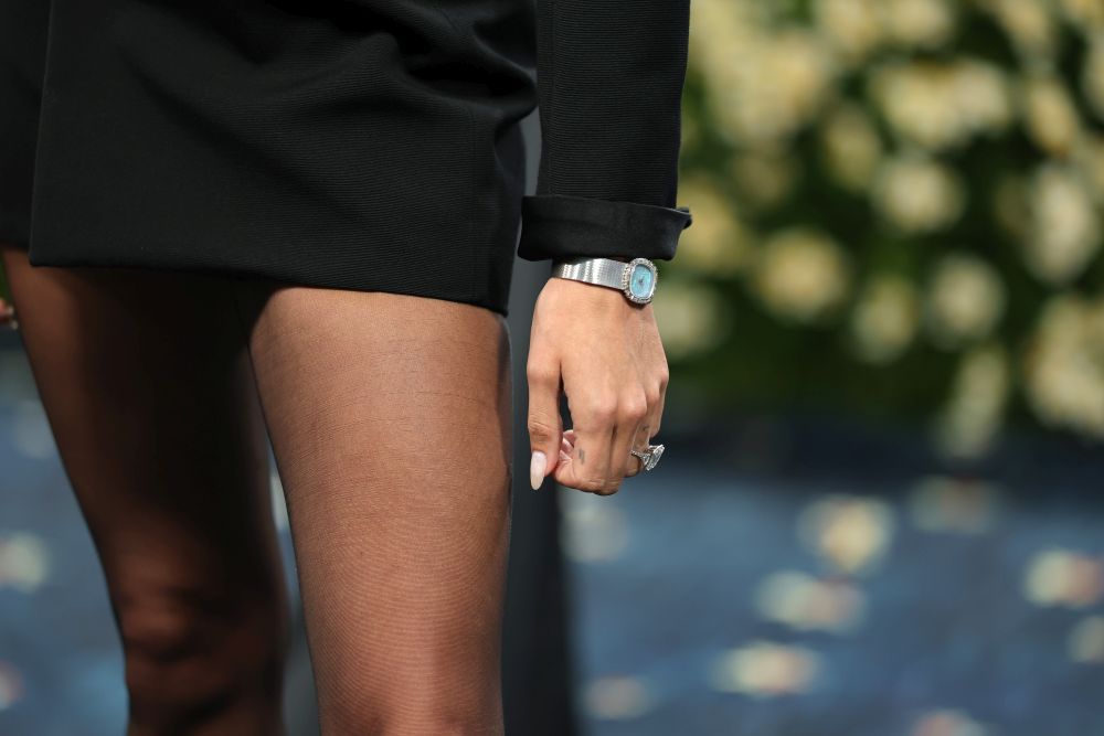 Аксесоарите от Tiffany & Co. допълниха визията.