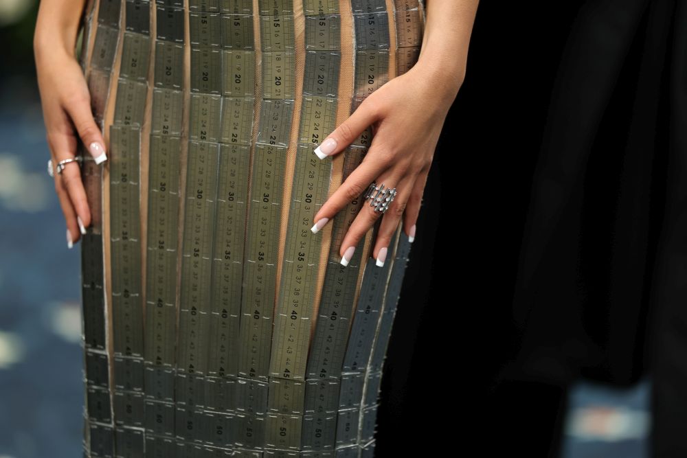 Джена Ортега се отличи с визия от Balmain