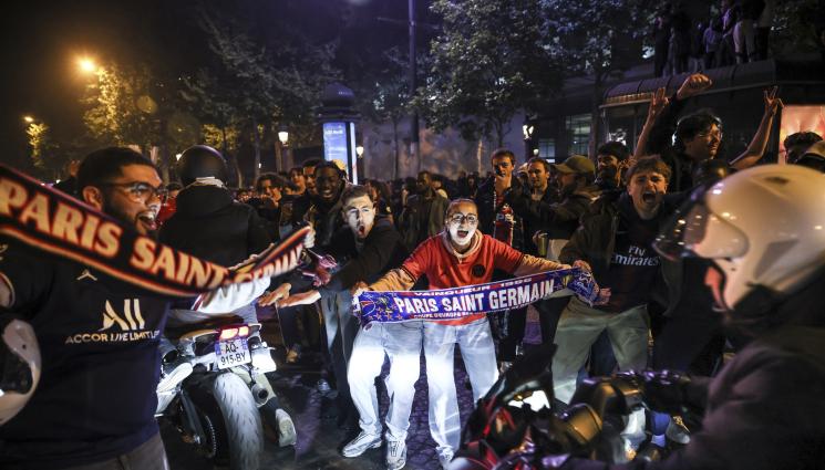 фенове - Безредици в Париж след победата на ПСЖ