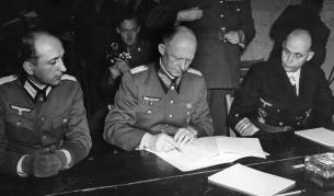 Алфред Йодъл подписва капитуацията на Германия