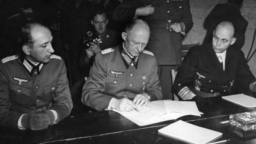 Алфред Йодъл подписва капитуацията на Германия