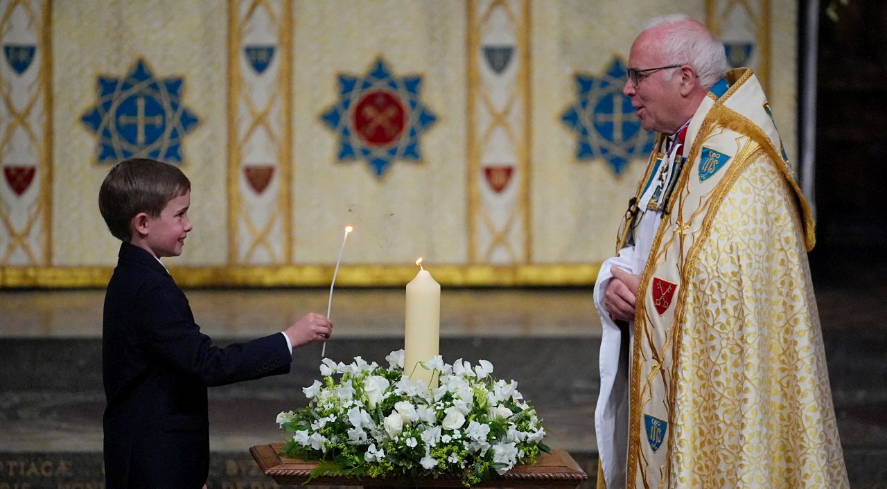 <p>Праправнукът на Уинстън Чърчил, Александър, запали свещ за мир</p>