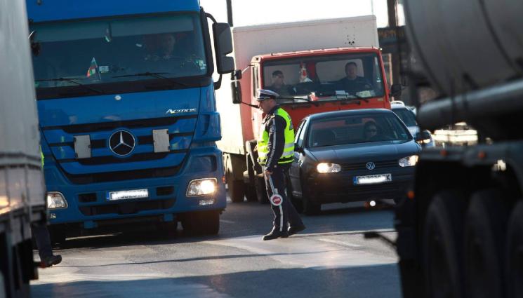 камиони - СМЪРТОНОСНА НЕГРАМОТНОСТ: Мотористи не знаят за сляпа точка на камион (СХЕМА)