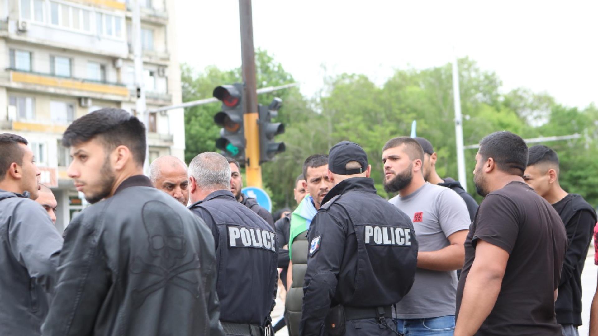 Със скандирания Мафия и Искаме дом протестиращи блокираха кръстовището на