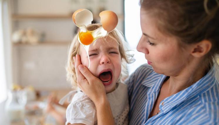 съд яйце - ИЗЛЕЗЕ Й ПРЕЗ НОСА: Майка счупи яйце в главата на детето си, стъжни й се! (ВИДЕО)