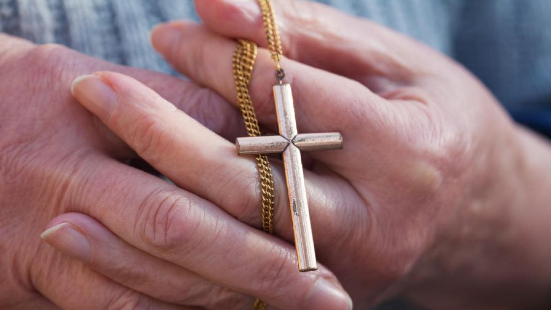 Спразничен звън на църковните камбани снощи малко след 20 30 часа