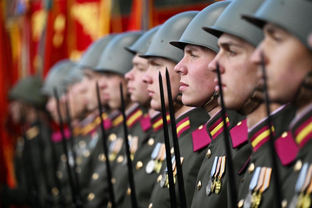 Военнослужещи, участващи в парада по случай Деня на победата