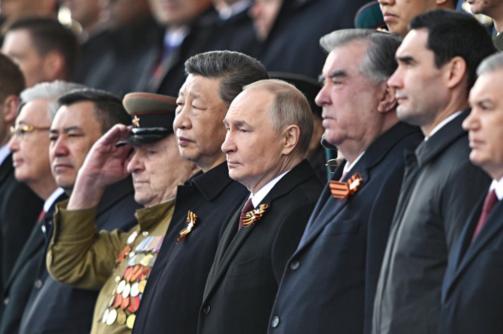 Китайският президент Си Дзинпин и руският държавен глава Владимир Путин наблюдават парада