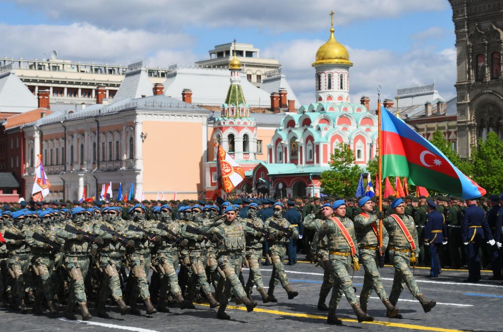 Военнослужещи от Азербайджан минават по Червения площад