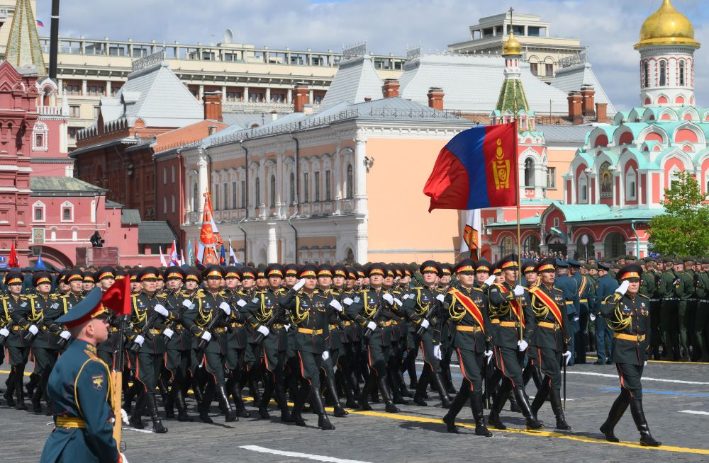 Военнослужещи от Монголия минават по Червения площад