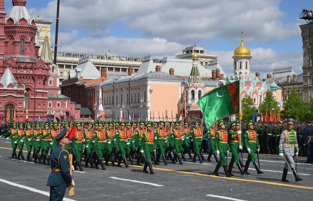 Военнослужещи от Туркменистан минават по Червения площад