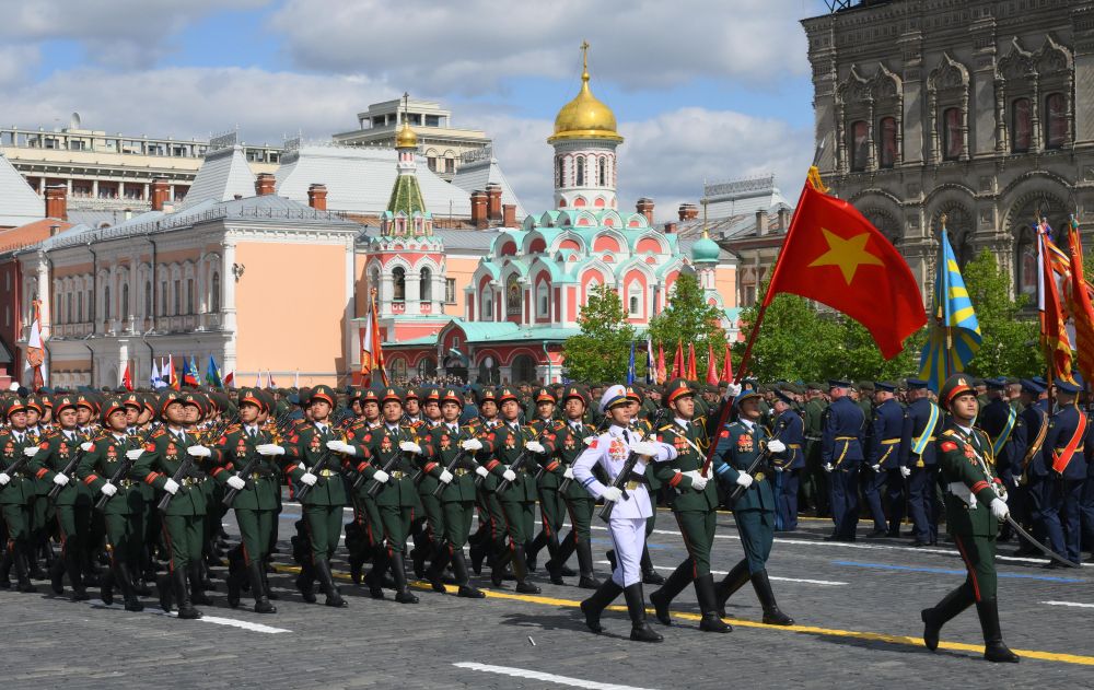 Военнослужещи от Виетнам минават по Червения площад