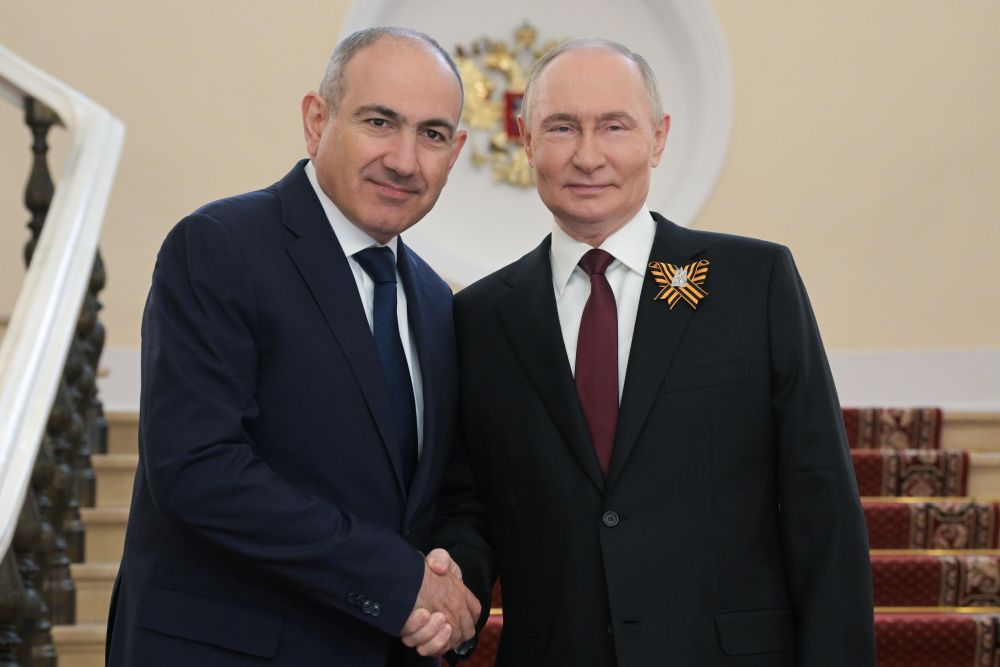 Държавният глава на Русия Владимир Путин посреща премиера на Армения Никол Пашинян в Кремъл преди старта на парада