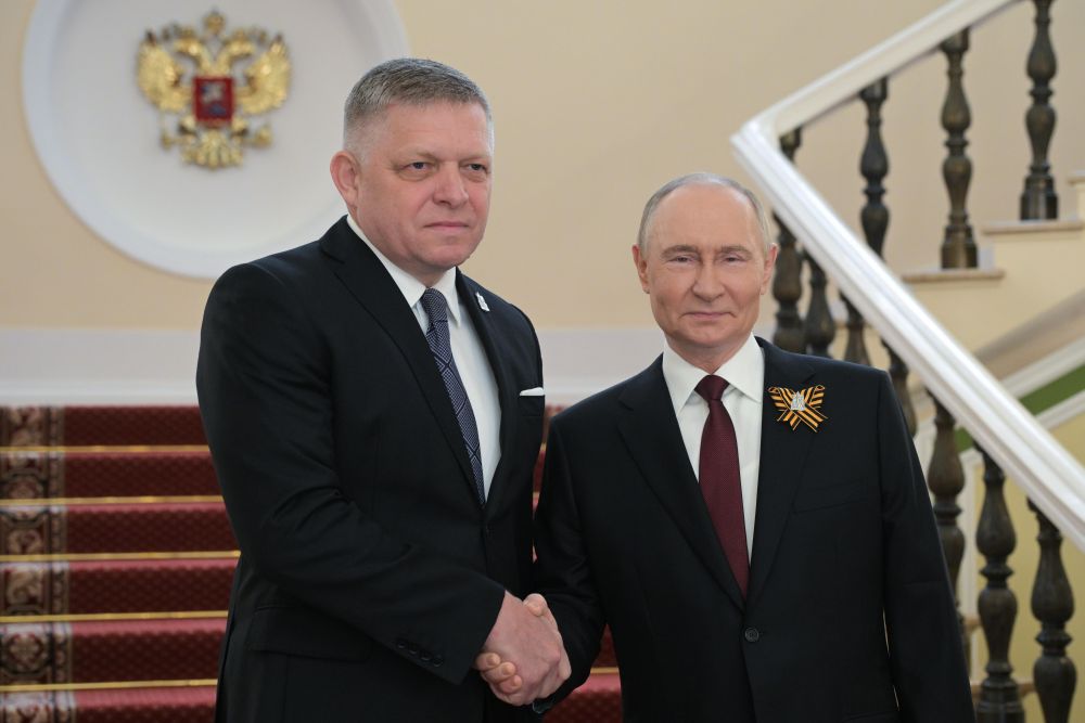 Държавният глава на Русия Владимир Путин посреща премиера на Словакия Робърт Фицо в Кремъл преди старта на парада