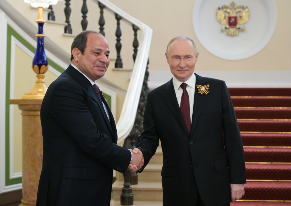 Държавният глава на Русия Владимир Путин посреща президента на Египет Абдел Фатах Сиси в Кремъл преди старта на парада