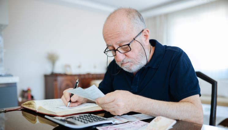 пенсионер - 75 000 БГ пенсионери работили в чужбина, получават евродобавки!