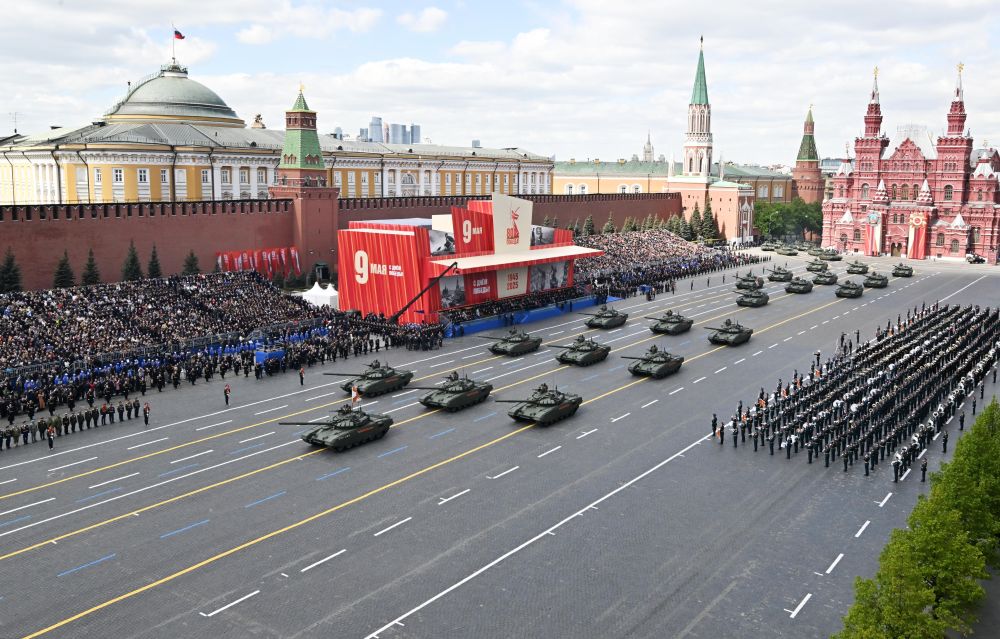 Танкове Т-72 преминават през Червения площад