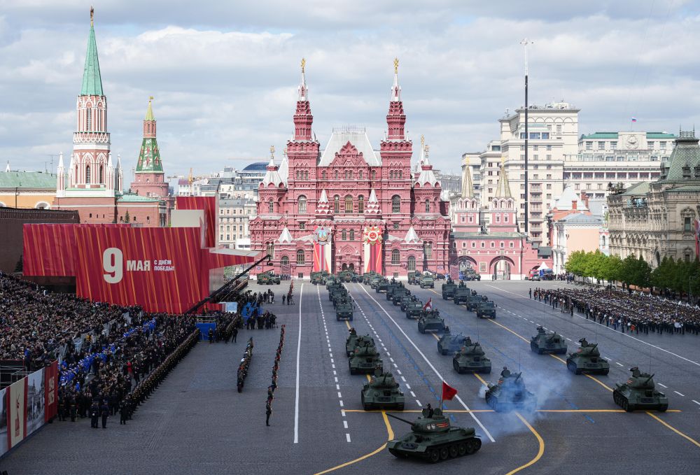 Танкове Т-34 преминават през Червения площад