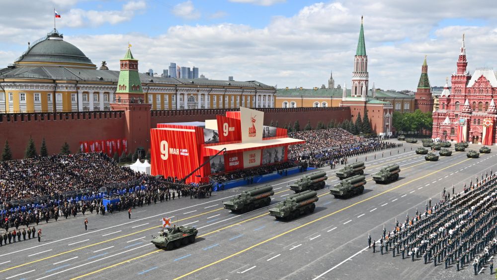 БТР-82 и шест зенитно-ракетни комплекси С-400 преминават през Червения площад