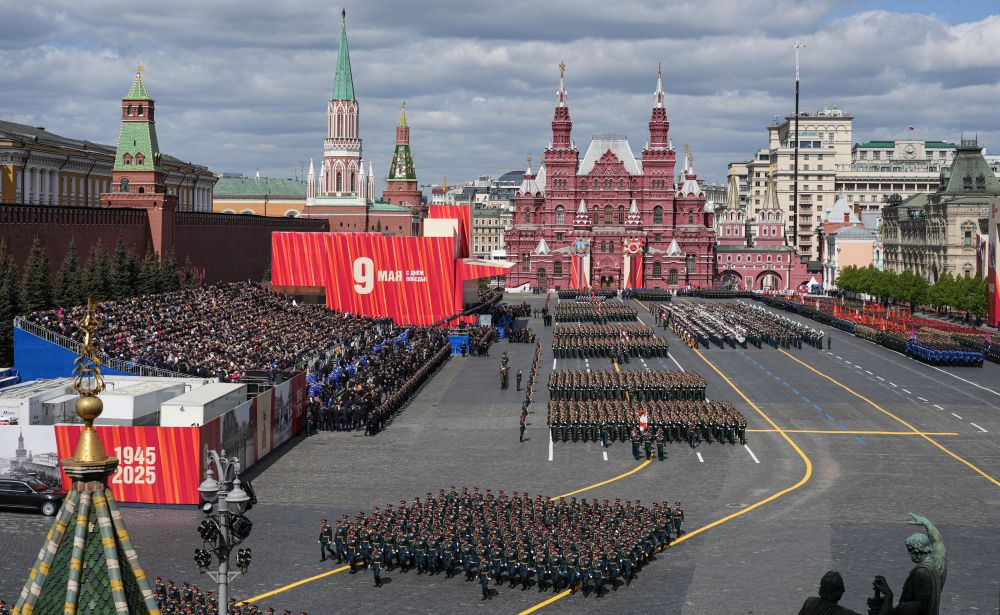 Военнослужещи минават по Червения площад