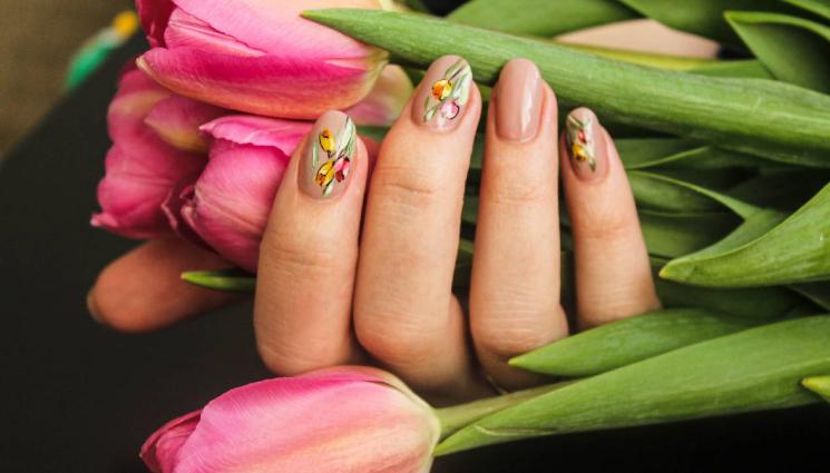 маникюр - С ПРОЛЕТЕН ДИЗАЙН: Кои нюанси на ноктите ни носят пари?