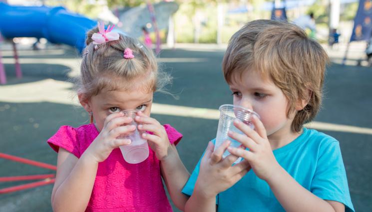 деца пият вода - РЗИ ЗА ДЕЦАТА, ПИЛИ БЕЛИНА: Помощник-възпитателката е забравила да изплакне чайника