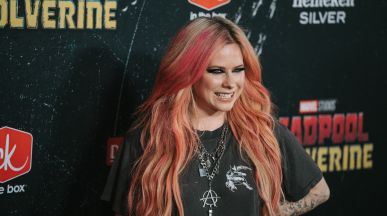 Avril Lavigne си партнира със Simple Plan за носталгичния сингъл „Young & Dumb“
