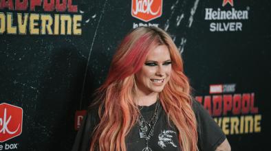 Avril Lavigne си партнира със Simple Plan за носталгичния сингъл „Young & Dumb“