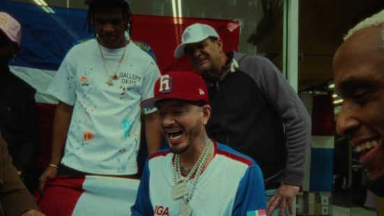 Световната музикална звезда J Balvin и доминиканската легенда Omega представят експлозивния нов сингъл „KLK“