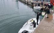 Необичайна находка: Извадиха 15 тротинетки от водата край Морската гара във Варна