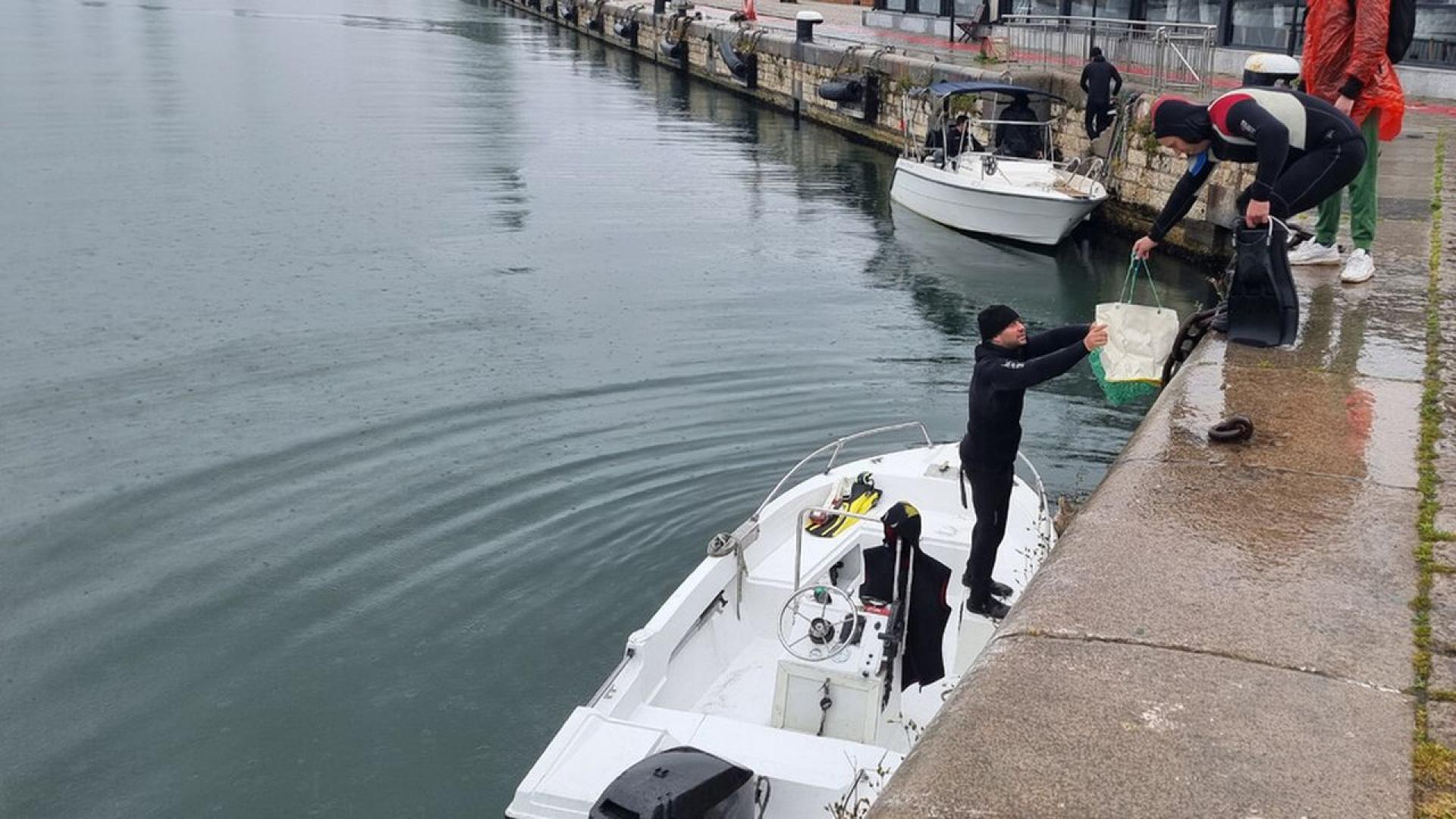 Водолази извадиха днес от дъното в района на Морската гара