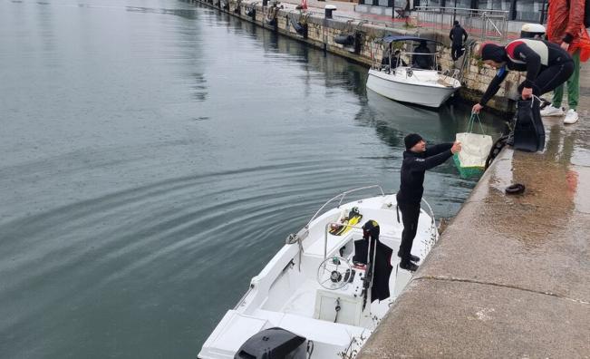 Необичайна находка: Извадиха 15 тротинетки от водата край Морската гара във Варна