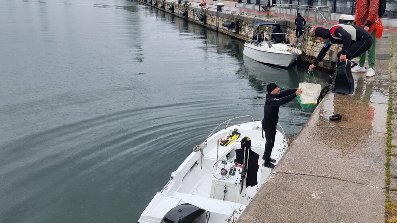 Необичайна находка: Извадиха 15 тротинетки от водата край Морската гара във Варна
