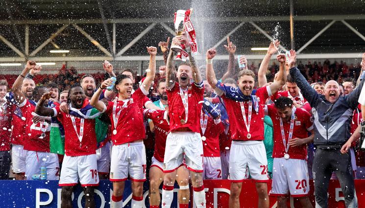 Рексъм - Играчите на Рексъм заседнаха пияни в асансьора