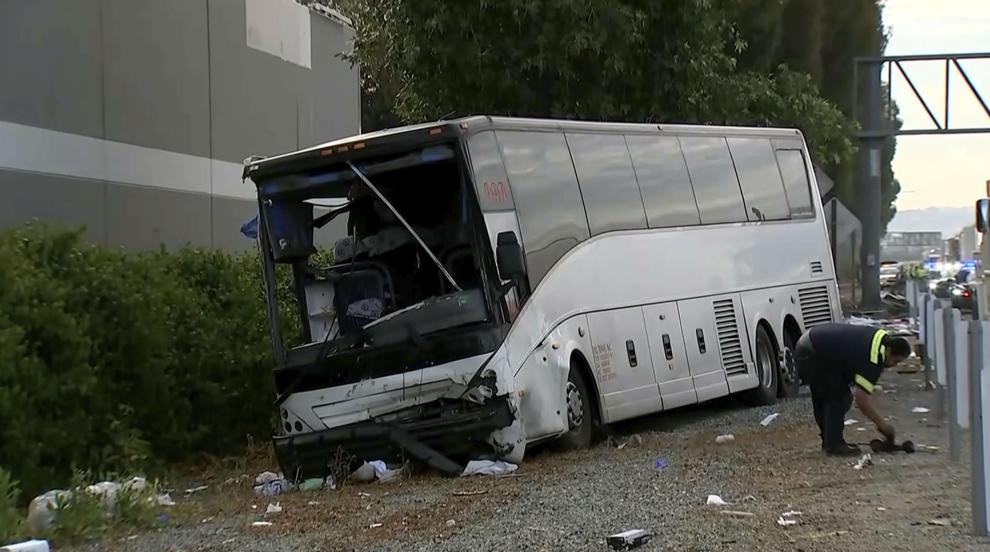 Сблъсък между автобус и автомобил в Лос Анджелис, има жертва и ранени