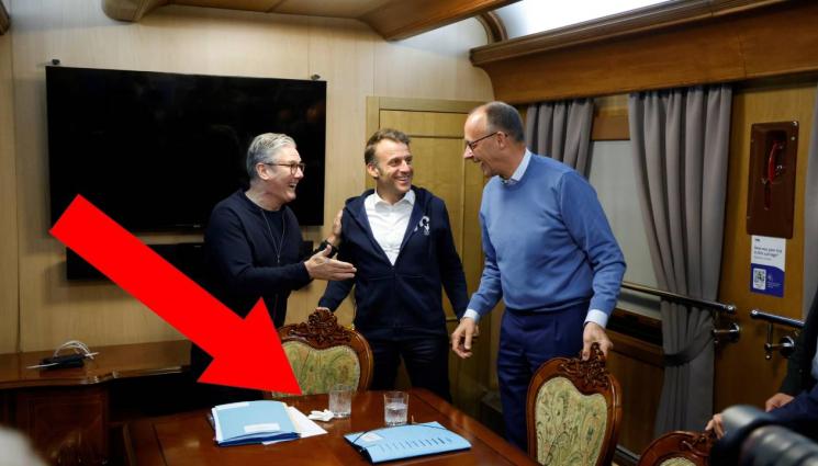 д - Кърпичка или кокаин прибира в джоба си Макрон (ВИДЕО)